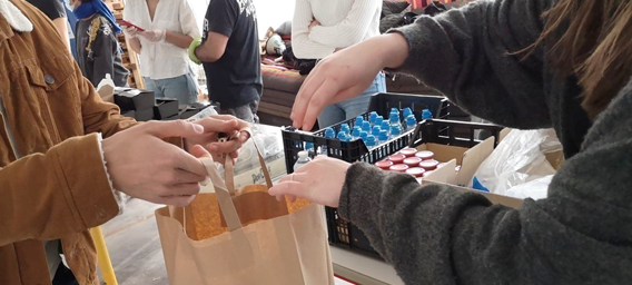 Photo d'une distribution de nourriture auprès des étudiants