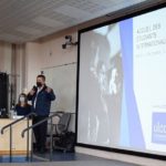 Photo d'une personne faisant une présentation en amphi