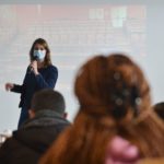Photo d'une personne faisant une présentation en amphi
