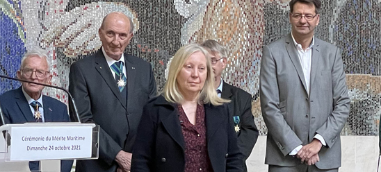 Photo de Mme Ruz lors de sa remise de la médaille de Chevalier de l’Ordre du Mérite Maritime
