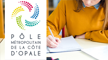 Photo d'une étudiante prenant des notes