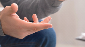 Photo de la main d'une personne assise