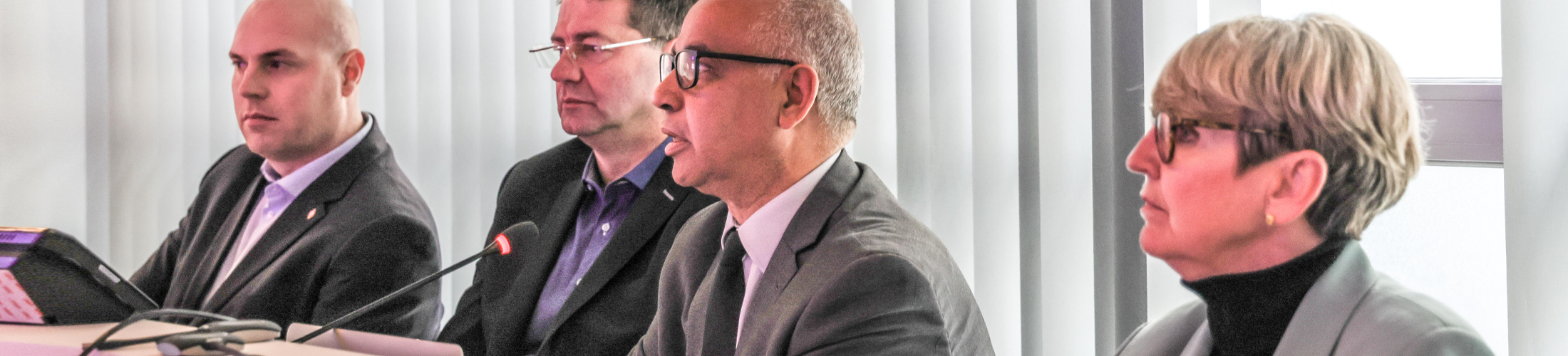 Photo de l'équipe du président Sadok devant des journalistes