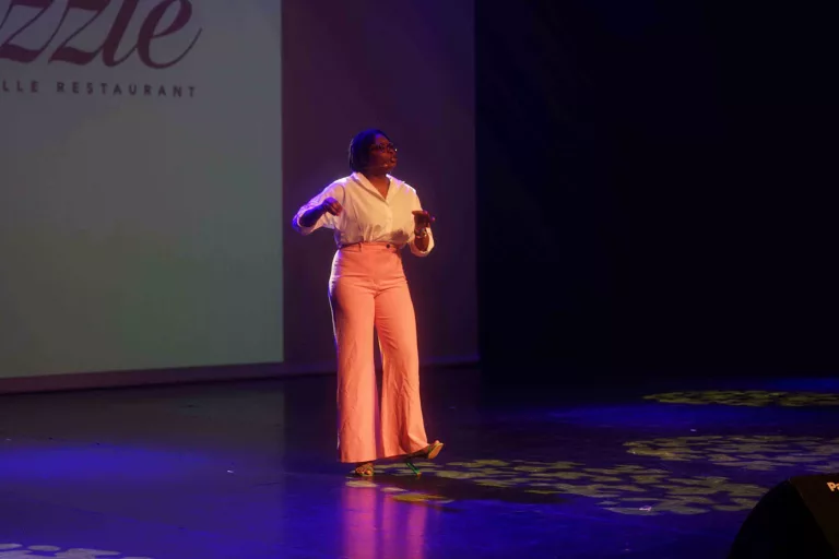 Photo illustrant la soirée de finale du concours d'éloquence Boxe avec les maux