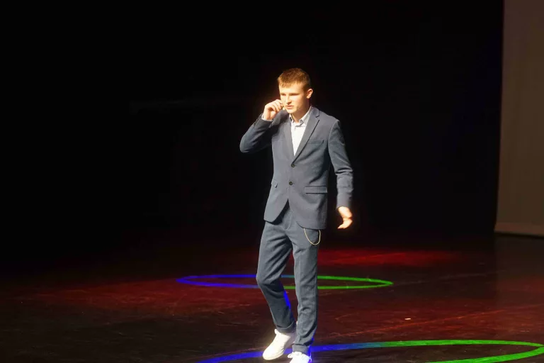 Photo illustrant la soirée de finale du concours d'éloquence Boxe avec les maux
