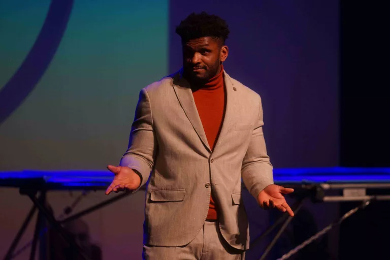 Photo illustrant la soirée de finale du concours d'éloquence Boxe avec les maux