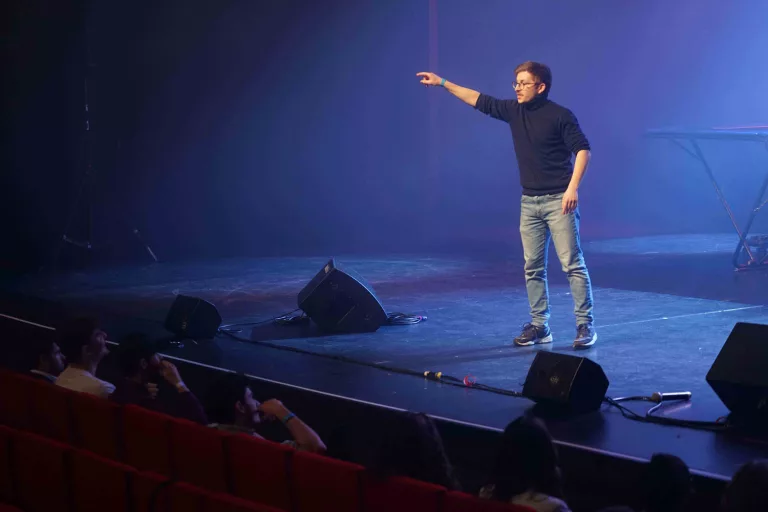 Photo illustrant la soirée de finale du concours d'éloquence Boxe avec les maux