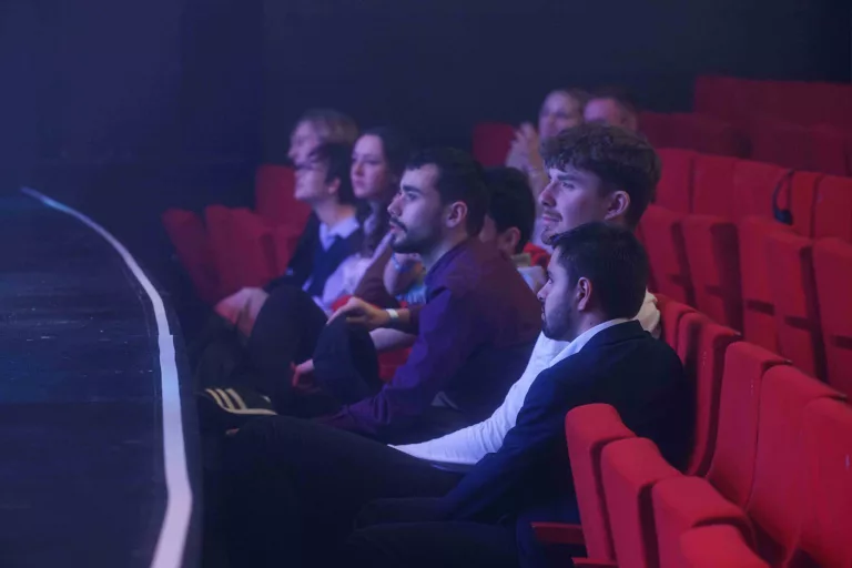 Photo illustrant la soirée de finale du concours d'éloquence Boxe avec les maux