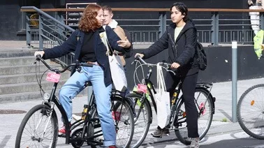 Photo illustrant des étudiants à vélo