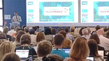 Logo d'une conférence en amphi