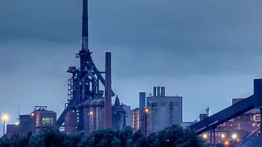 Photo d'un site industriel avec de hautes cheminées