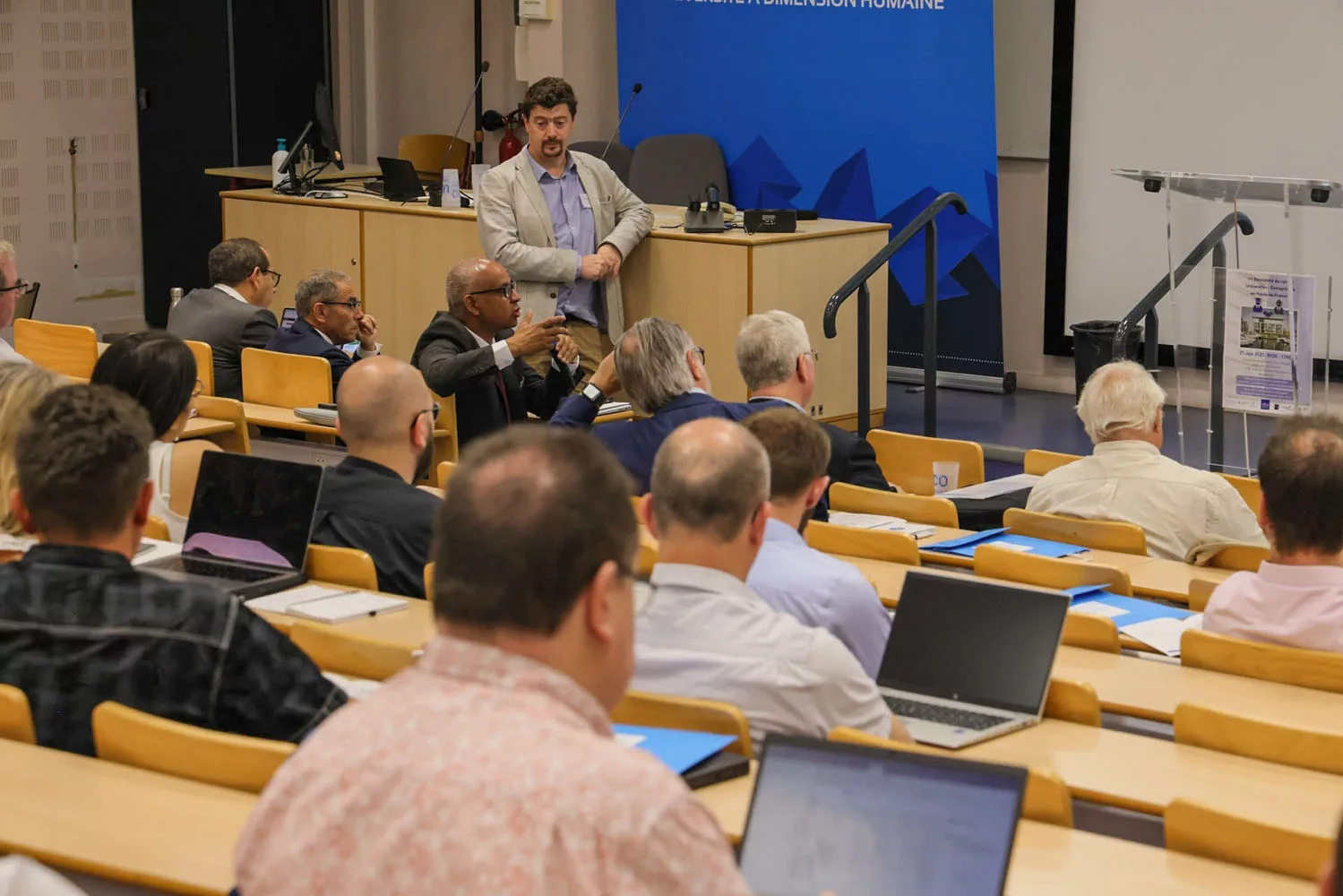 Photo d'une conférence en amphi lors de la 1re Rencontre Universités - Entreprises
