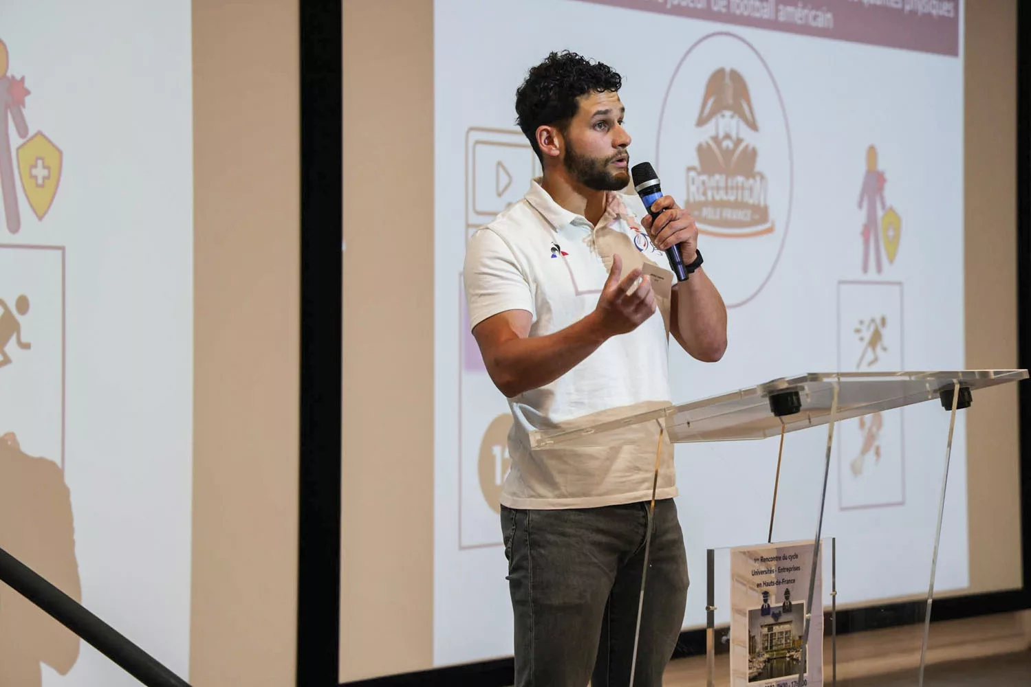 Photo d'une conférence en amphi lors de la 1re Rencontre Universités - Entreprises
