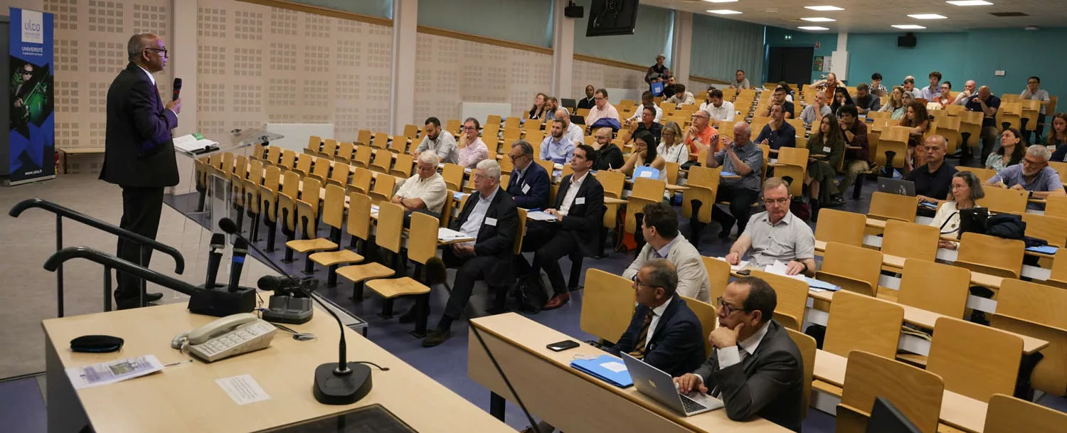 Photo d'une conférence en amphi lors de la 1re Rencontre Universités - Entreprises