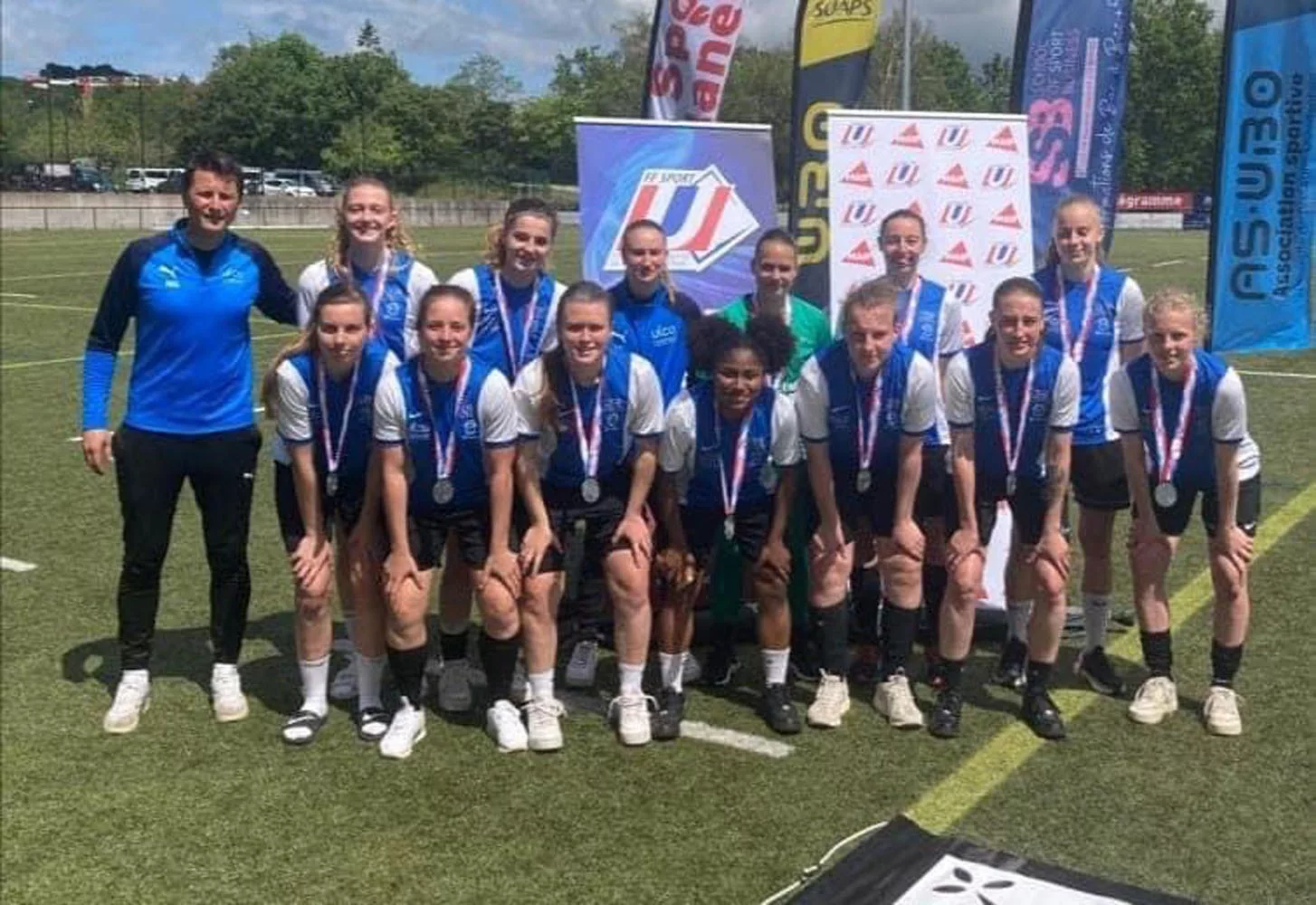 Photo d'un groupe d'étudiantes avec des médailles