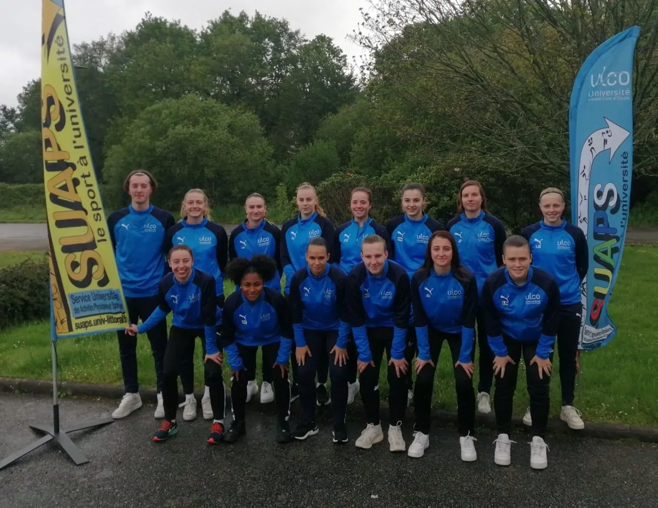 Photo de groupe des étudiantes lors d'un tournoi de football