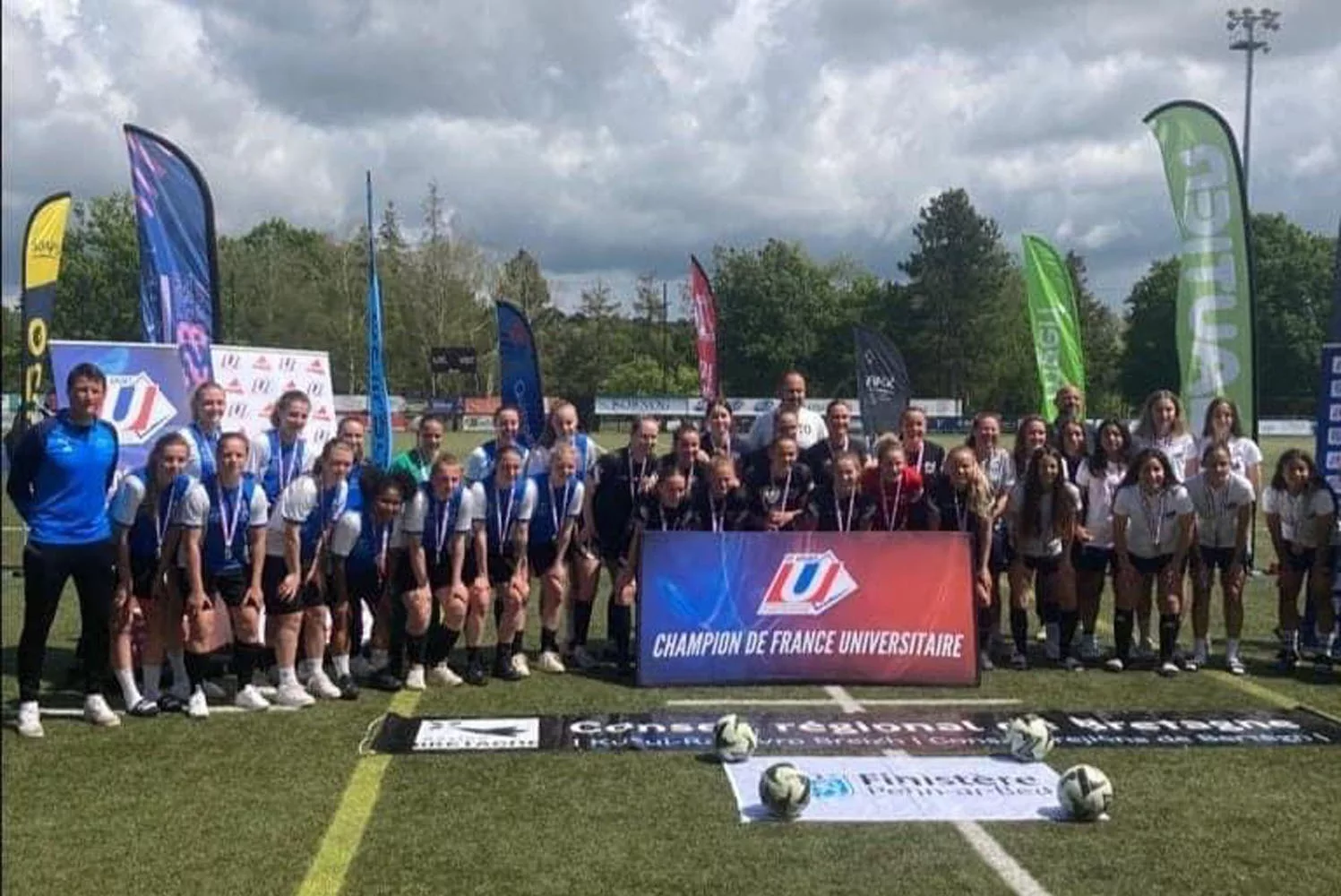 Photo de groupe des étudiantes lors d'un tournoi de football
