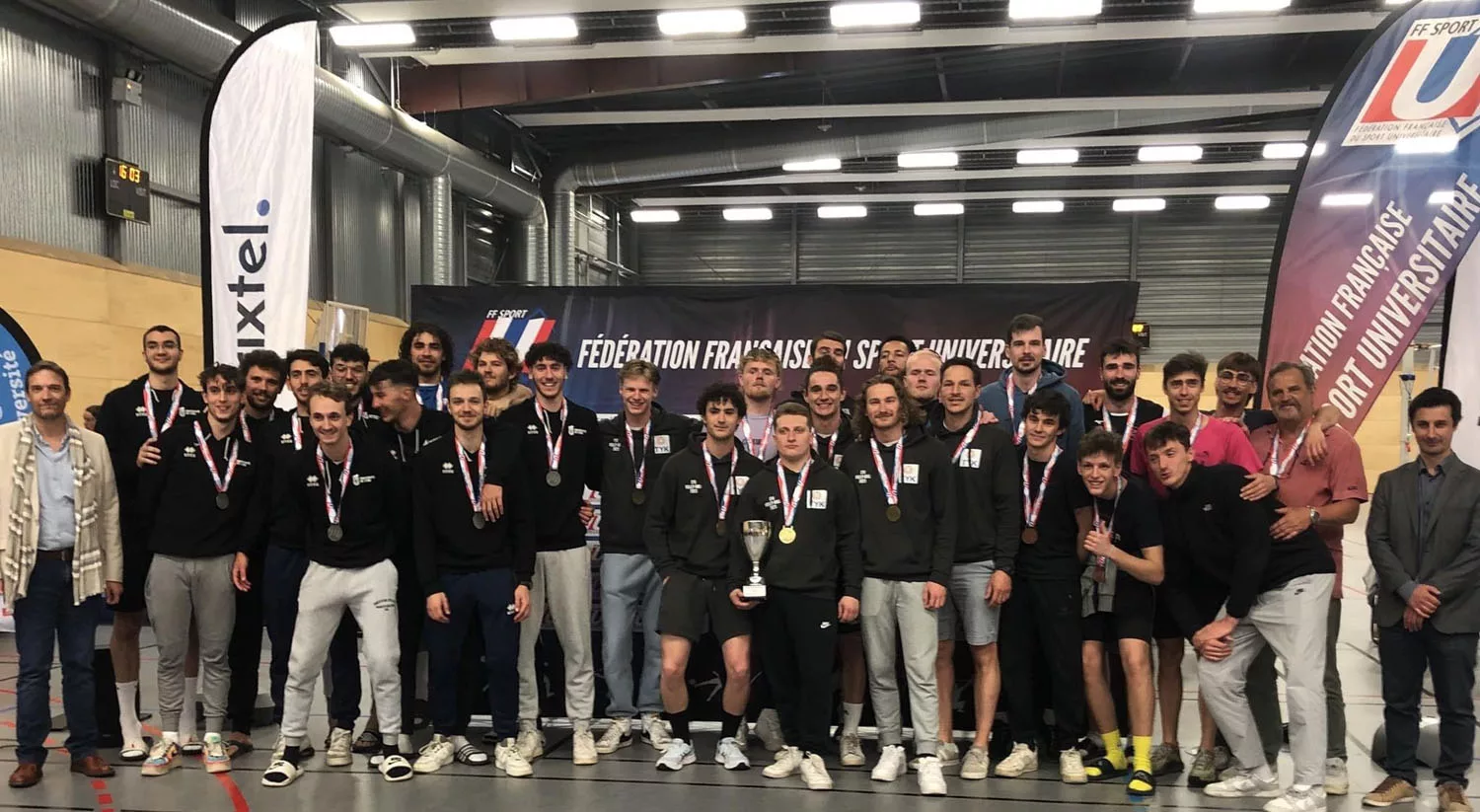 Photo d'un groupe d'étudiants avec une coupe et des médailles