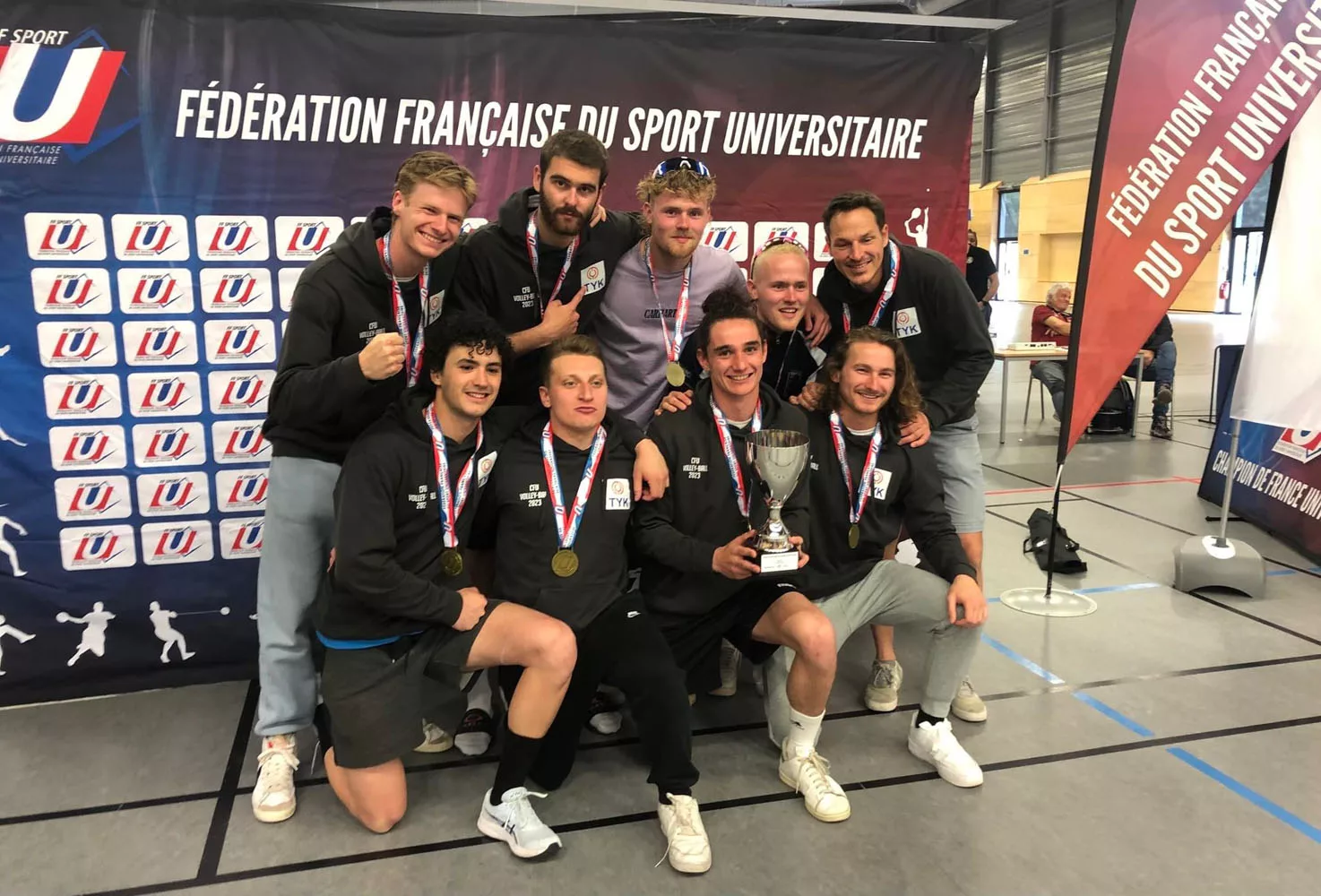 Photo d'un groupe d'étudiants avec une coupe et des médailles