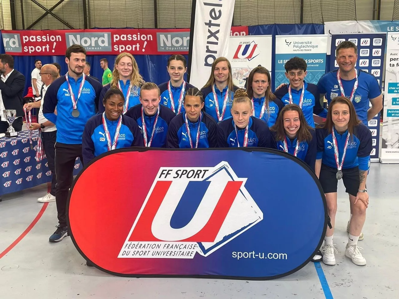 Photo de groupe des étudiantes lors d'un tournoi de football