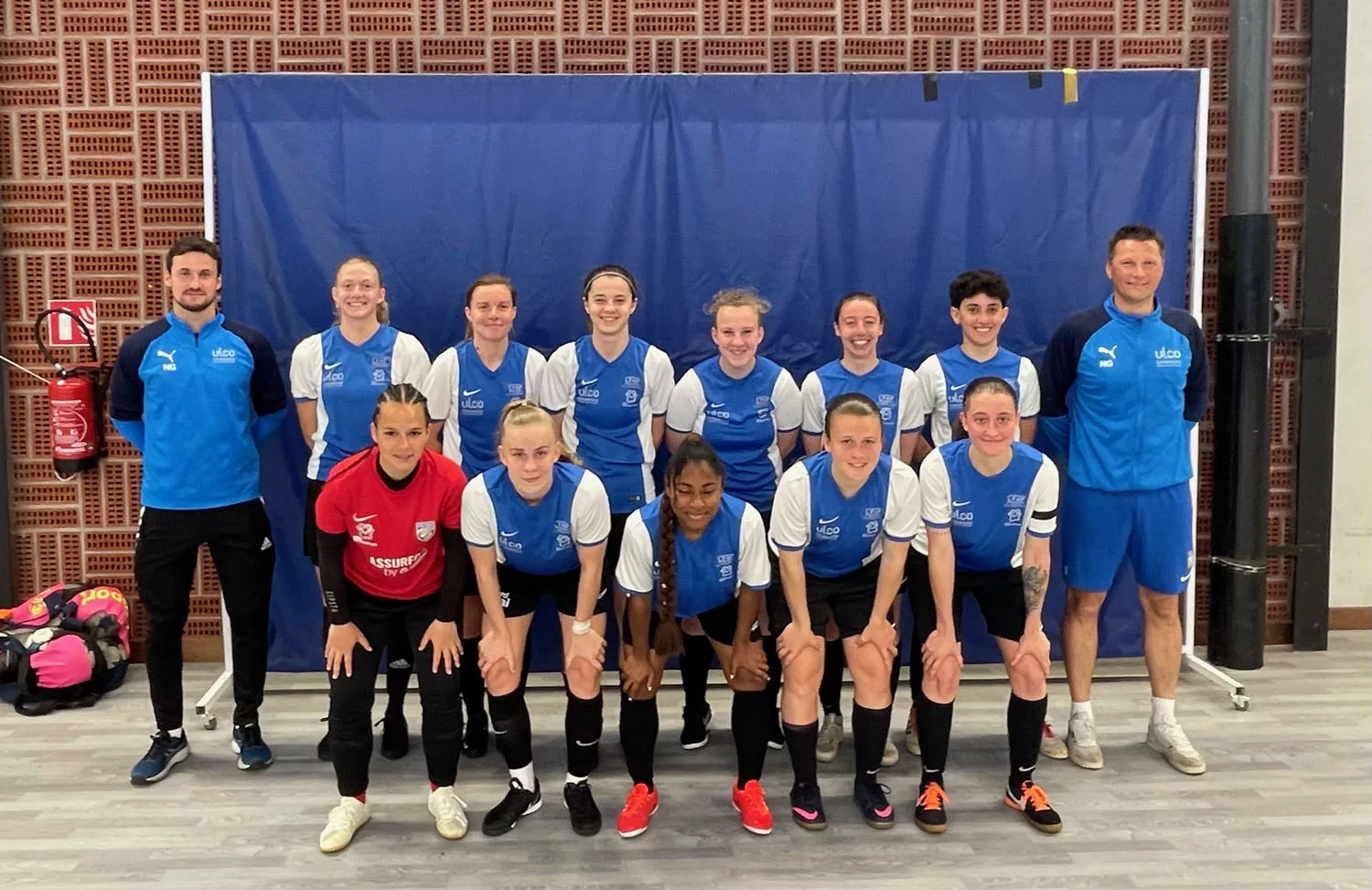 Photo de groupe des étudiantes lors d'un tournoi de football