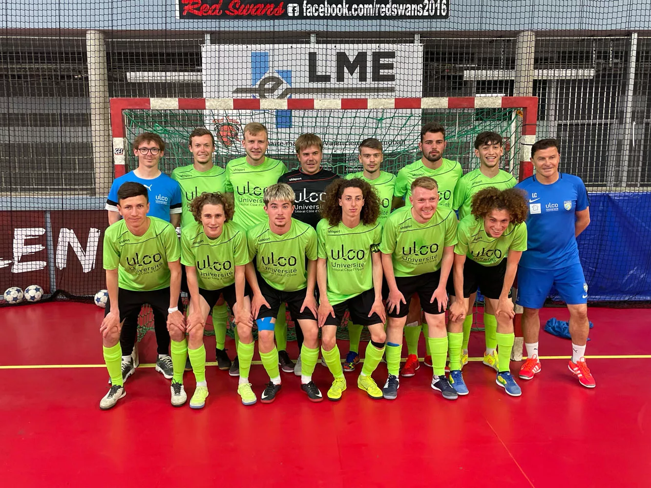 Photo de groupe des étudiants lors d'un tournoi de football