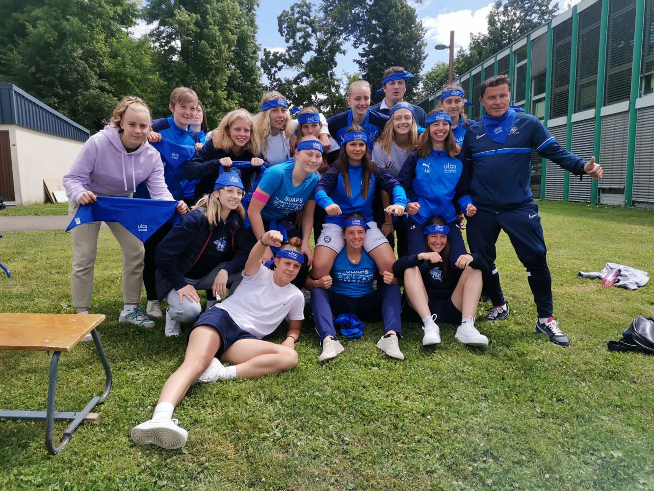 Photo de groupe des étudiantes lors d'un tournoi de football