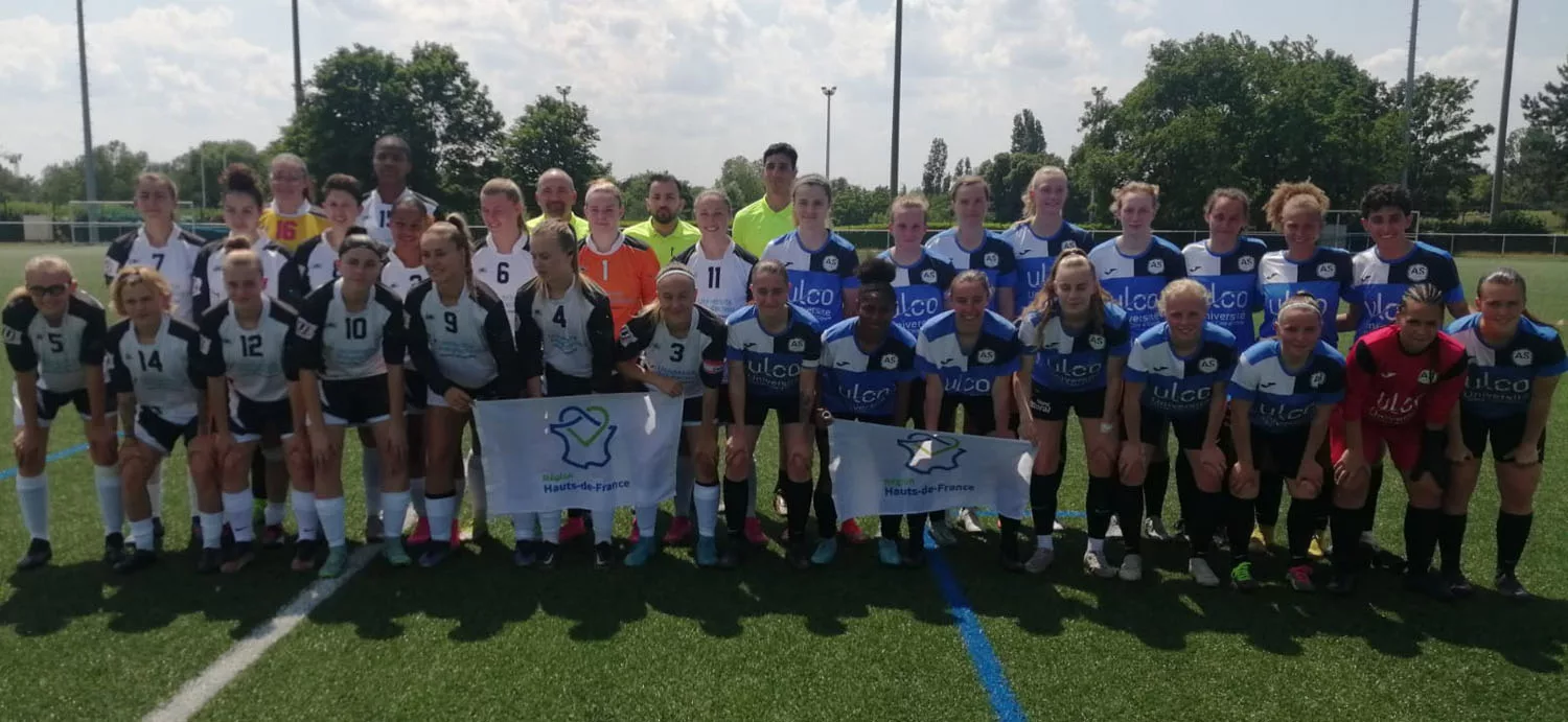 Photo de groupe des étudiantes lors d'un tournoi de football