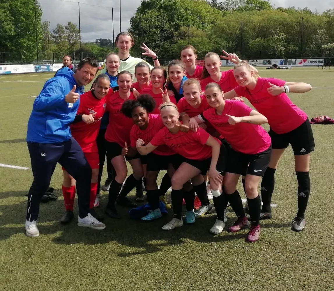 Photo de groupe des étudiantes lors d'un tournoi de football