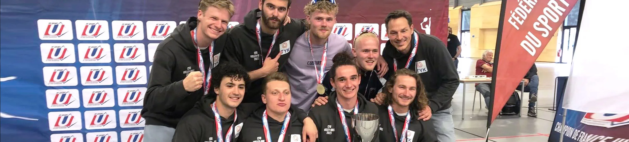 Photo d'un groupe d'étudiants avec une coupe et des médailles