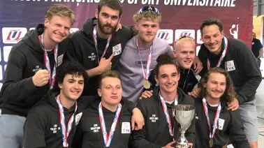 Photo d'un groupe d'étudiants avec une coupe et des médailles