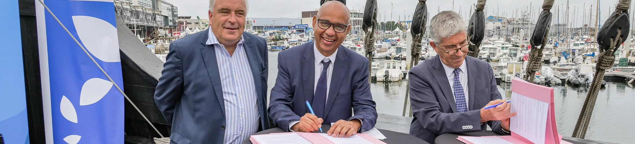 Photo d'une signature de convention avec l'ANSES