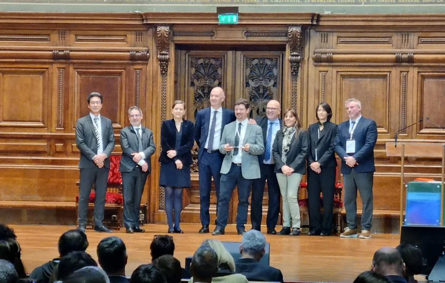 Photo d'Arnaud Cuisset avec un prix France 2030