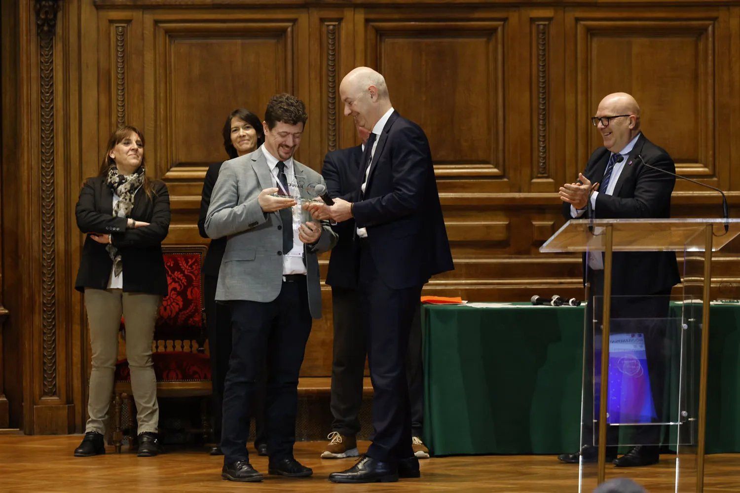 Photo d'Arnaud Cuisset avec un prix France 2030