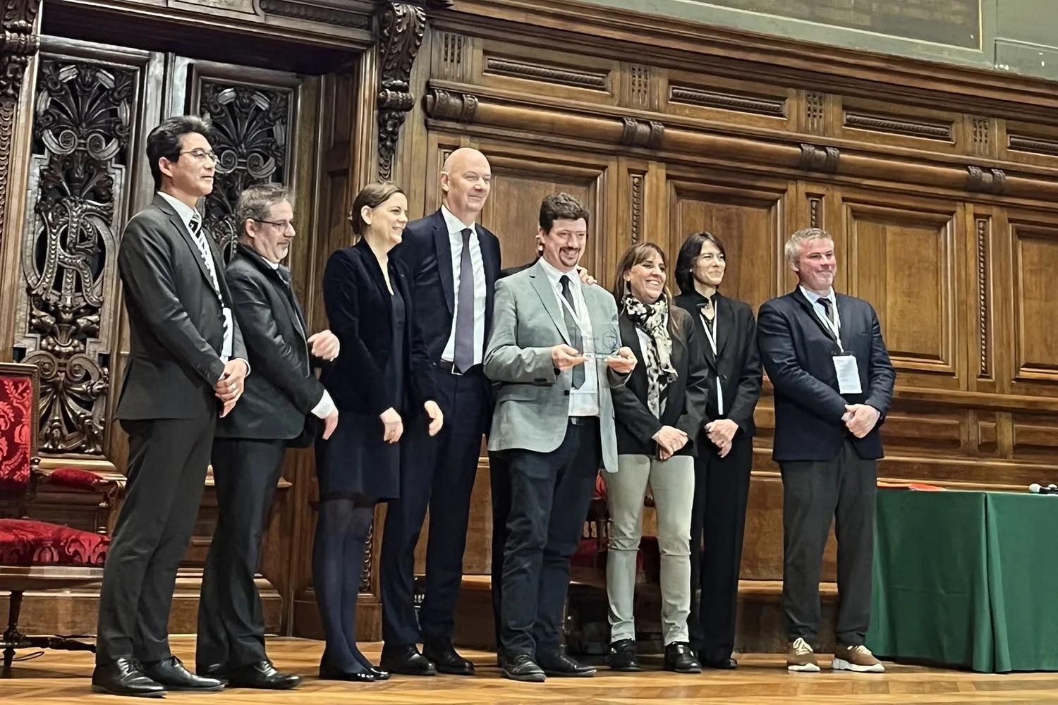 Photo d'Arnaud Cuisset avec un prix France 2030