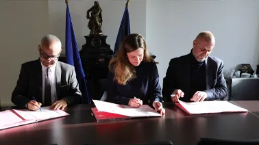 Photo d'une signature de convention entre l'ULCO et le parquet de Dunkerque
