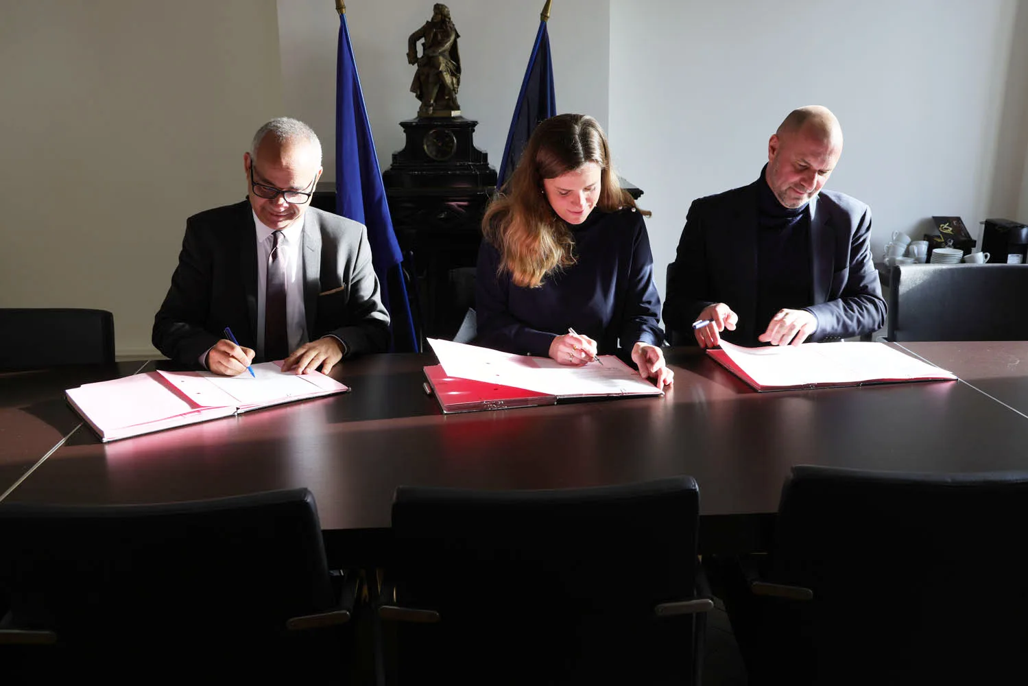 Photo d'une signature de convention entre l'ULCO et le parquet de Dunkerque