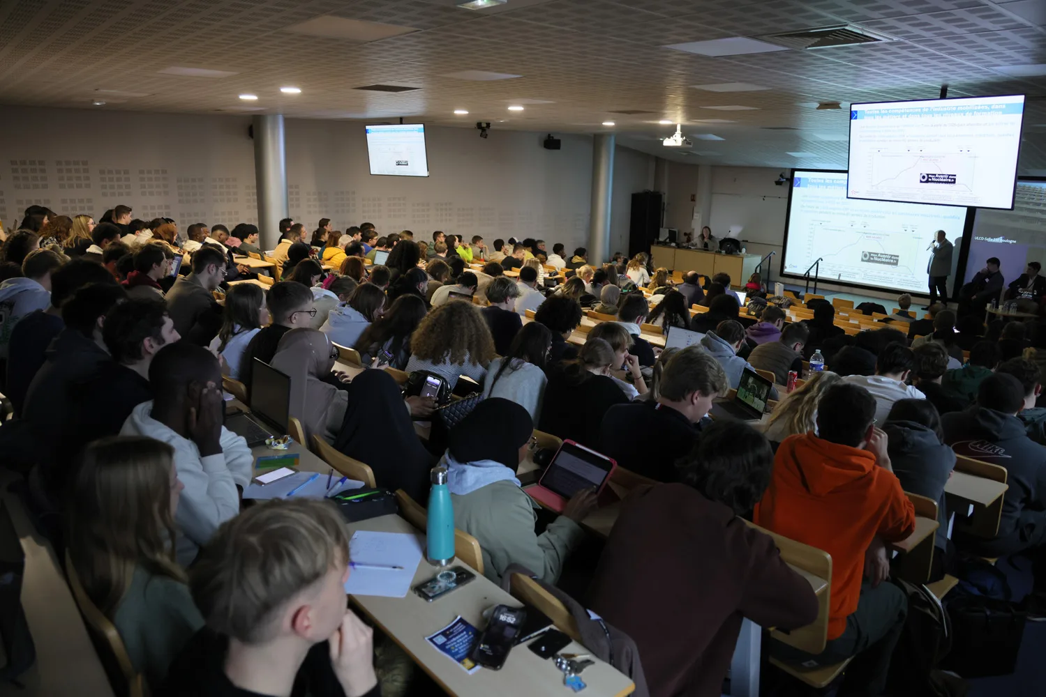 Photo en amphi d'une conférence