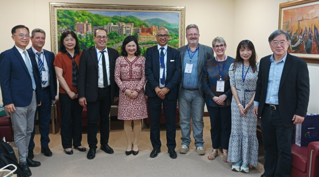 Photo de la délégation à l'université avec les universités taiwanaises