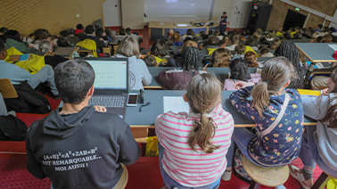 Photo de lycéens dans un amphi de l'université