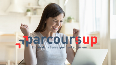 Photo d'une étudiante heureuse avec le logo Parcoursup