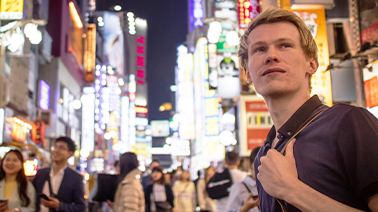 Photo d'un étudiant en visite dans une ville du japon