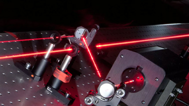 Photo d'un laser rouge en salle scientifique
