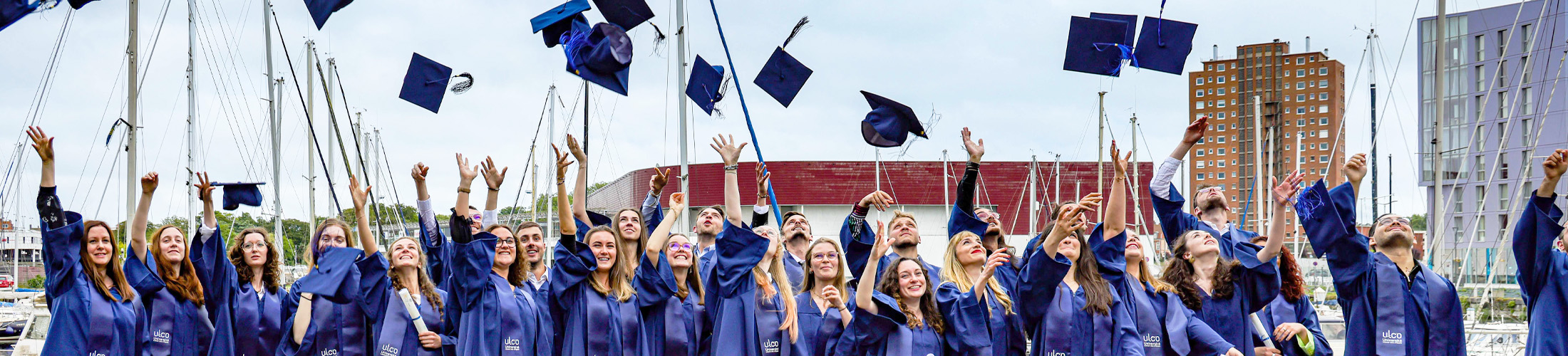 Photo d'étudiants en tenue de diplômé