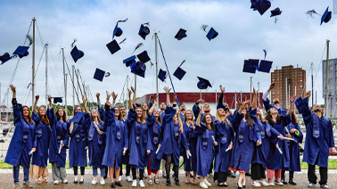 Photo d'étudiants en tenue de diplômé