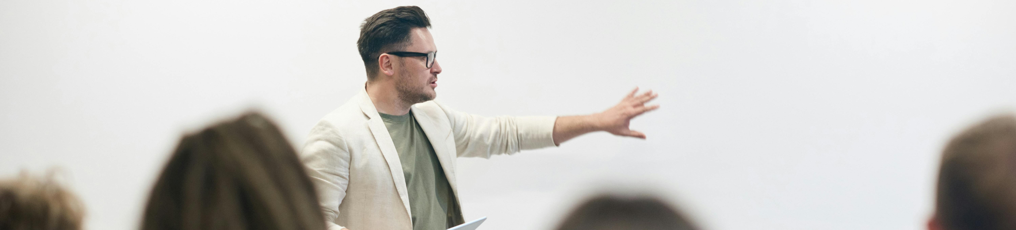 Photo d'un professeur en cours devant ses élèves