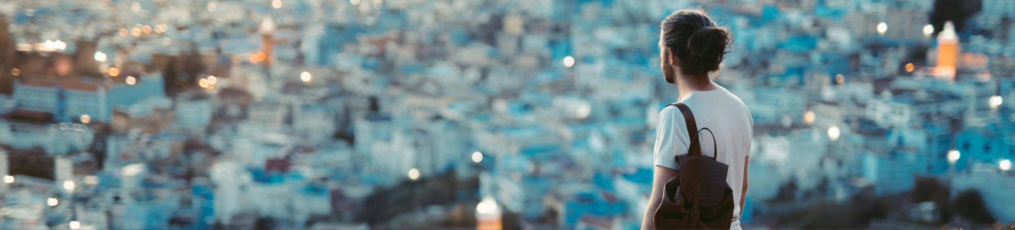 Photo d'un étudiant regardant une vue sur une ville