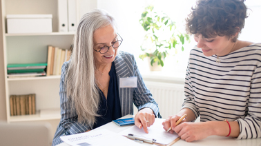 Photo d'une étudiante en conversation avec une femme âgée