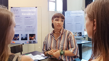 Photo d'une étudiante sur un stand de présentation