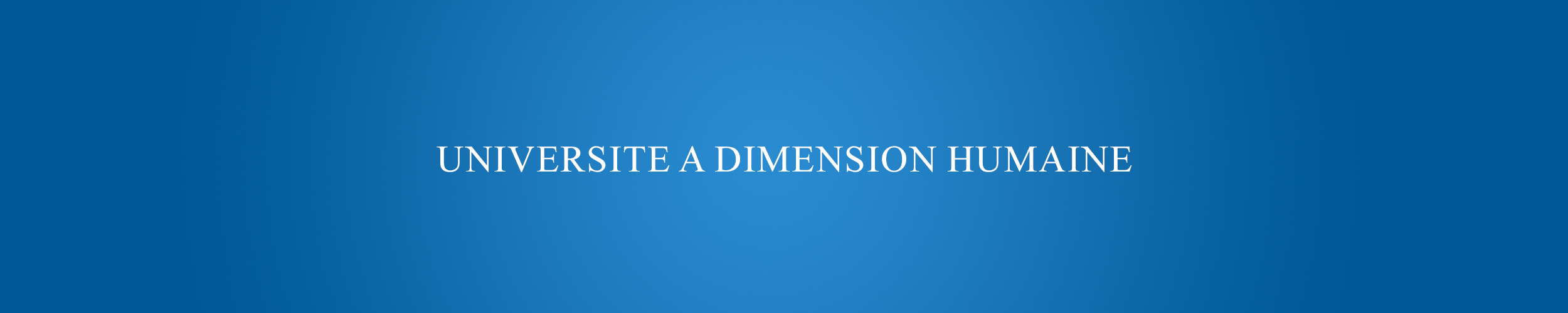 Visuel bleu avec la phrase "Université à dimension humaine"